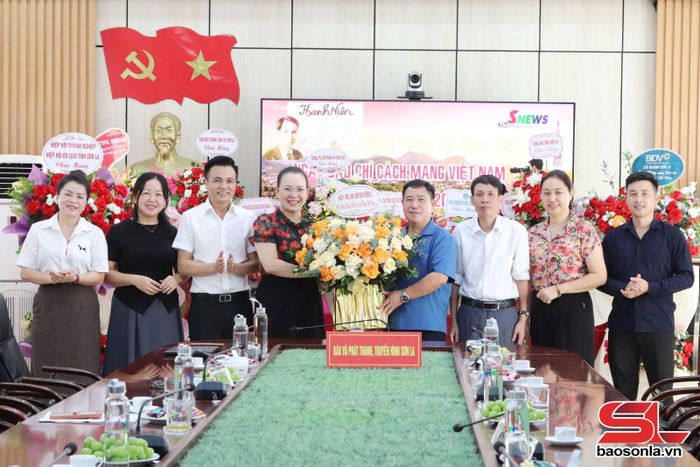 Xã Chiềng Sơ chúc mừng Báo và Phát thanh, truyền hình Sơn La.
