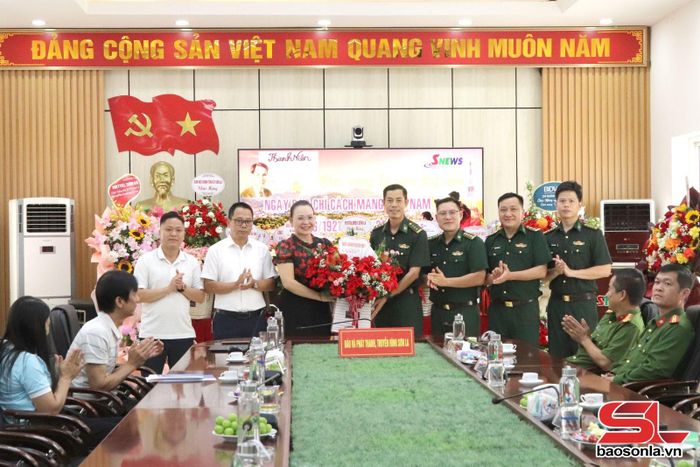 Đại diện Đảng ủy Ban Chỉ huy Bộ đội Biên phòng tỉnh chúc mừng Báo và Phát thanh, truyền hình Sơn La.
