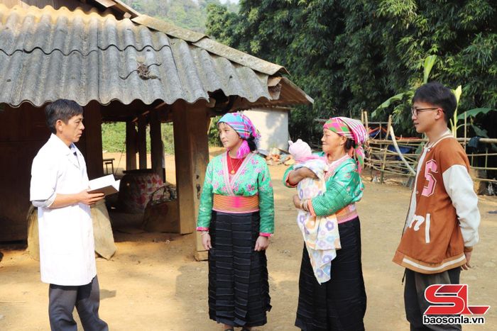 Tuyên truyền phòng chống bệnh truyền nhiễm vào mùa hè cho người dân xã Co Mạ.