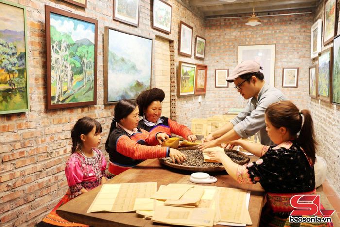 Tiệm trà Kiên Nông dân, xã Tà Xùa tạo việc làm thời vụ cho lao động địa phương.