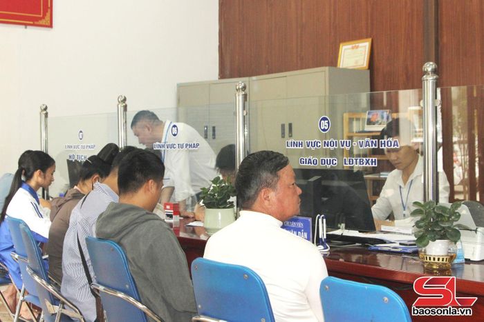 Cán bộ Trung tâm Phục vụ hành chính công phường Chiềng Sinh tiếp nhận, giải quyết TTHC cho Nhân dân.