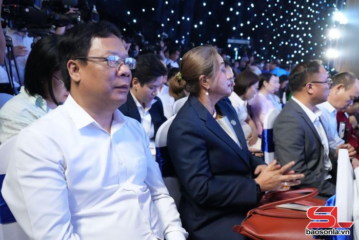 Lãnh đạo Báo và Phát thanh, Truyền hình Sơn La tham dự Lễ khai mạc Hội Báo năm 2026.