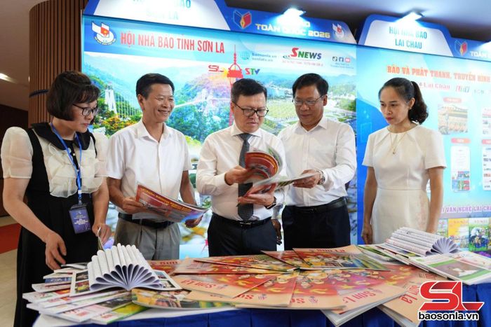 Đồng chí Lê Quốc Minh thăm gian trưng bày của Hội Nhà báo tỉnh Sơn La.