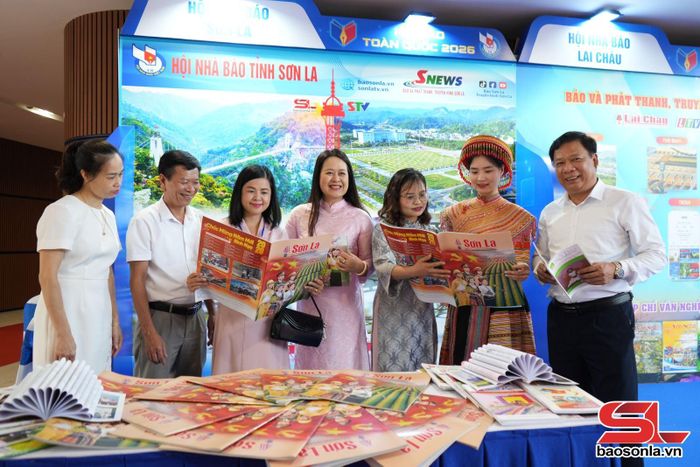 Các đại biểu tham quan gian trưng bày của Hội Nhà báo tỉnh Sơn La.
