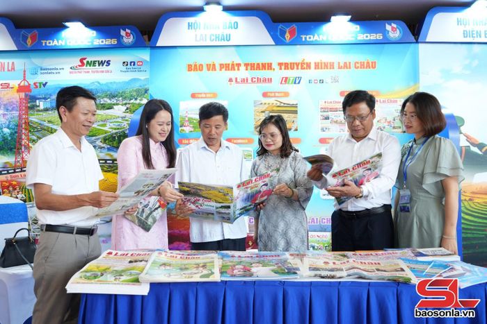 Các đại biểu thăm quan gian trưng bày của Hội Nhà báo tỉnh Lai Châu.