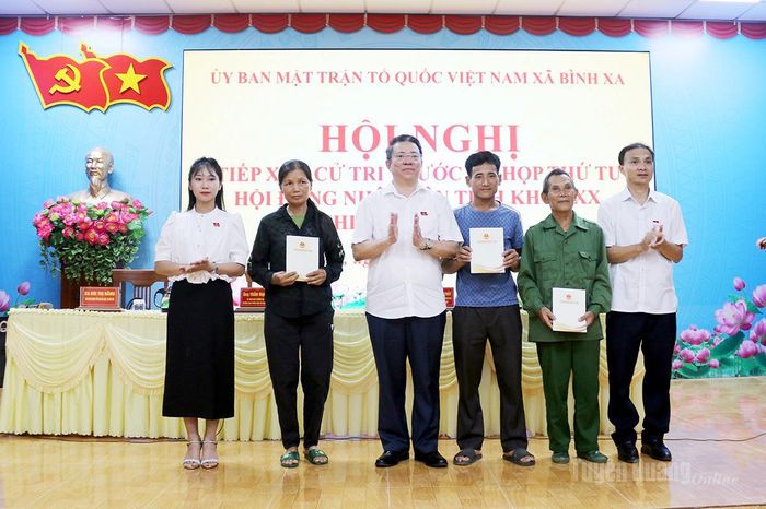 Đại biểu HĐND tỉnh tặng quà cho các hộ khó khăn xã Bình Xa.