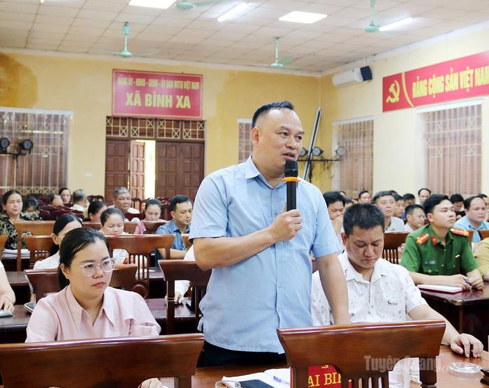 Cử tri xã Bình Xa phát biểu kiến nghị tại buổi tiếp xúc.