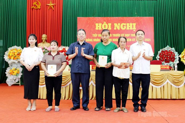 Đại biểu HĐND tỉnh tặng quà cho các hộ khó khăn xã Yên Nguyên.