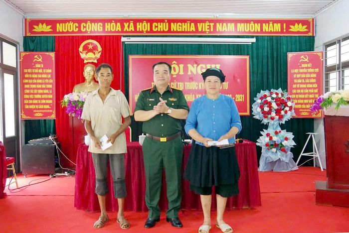 Phó Chính ủy Bộ CHQS tỉnh Tuyên Quang Nguyễn Minh Khôi tặng quà cho 3 hộ nghèo đặc biệt khó khăn xã Tát Ngà.