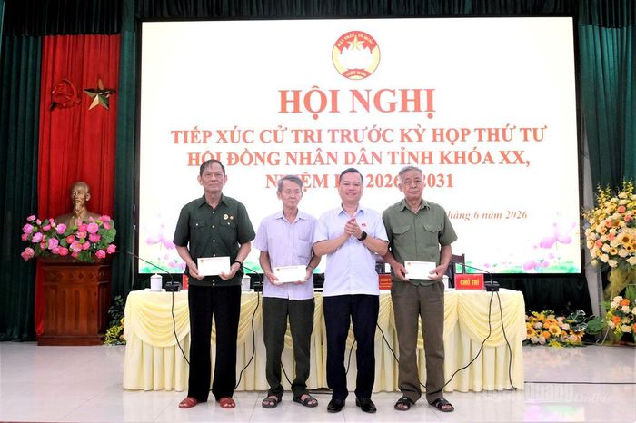 Đồng chí Phó Chủ tịch UBND tỉnh Đỗ Hùng Đức tặng quà hộ nghèo phường An Tường.