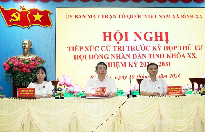 Các đại biểu HĐND tỉnh tại buổi tiếp xúc cử tri.