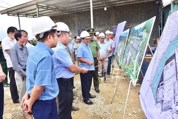Bí thư Tỉnh ủy Hầu A Lềnh và đoàn công tác kiểm tra thực tế, nghe giới thiệu về phối cảnh Trường Phổ thông nội trú liên cấp Tiểu học và THCS Xín Mần.