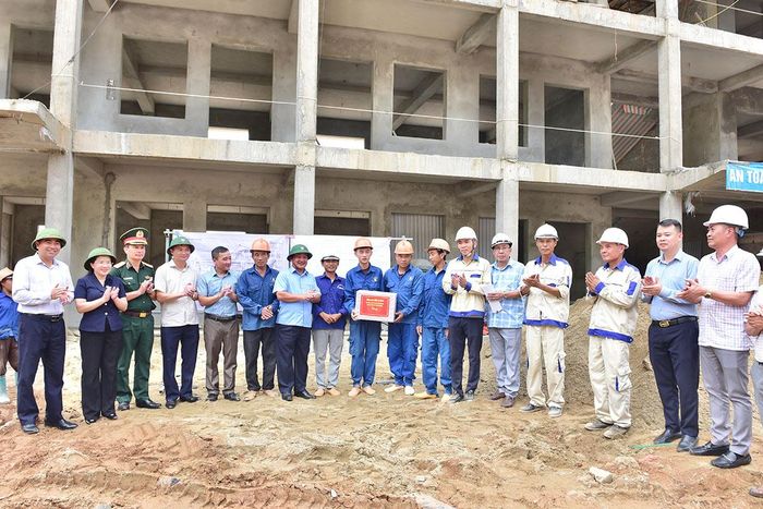 Bí thư Tỉnh ủy Hầu A Lềnh và đoàn công tác thăm, động viên, tặng quà các công nhân đang thi công xây dựng Trường Phổ thông nội trú liên cấp Tiểu học và THCS Pà Vầy Sủ.