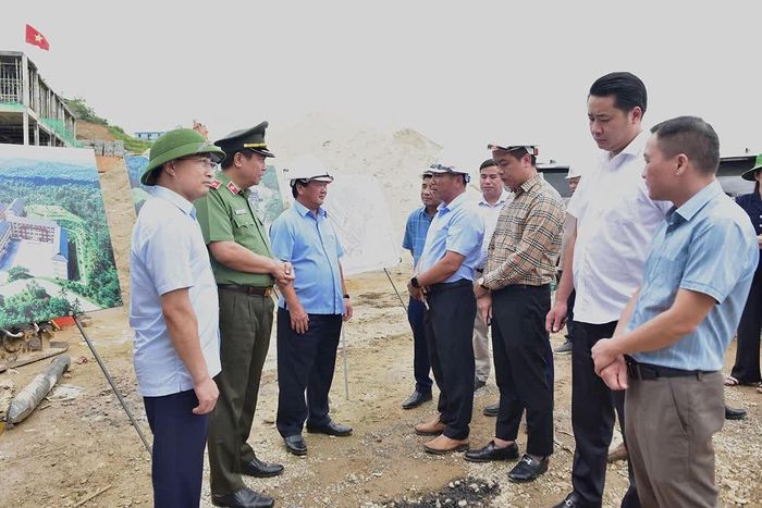 Bí thư Tỉnh ủy Hầu A Lềnh và đoàn công tác nghe báo cáo tiến độ xây dựng Trường Phổ thông nội trú liên cấp Tiểu học và THCS Xín Mần.