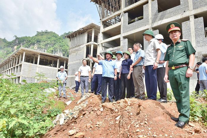 Bí thư Tỉnh ủy Hầu A Lềnh và đoàn công tác kiểm tra Dự án ổn định dân cư khẩn cấp tại thôn Cốc Pú, xã Pà Vầy Sủ.