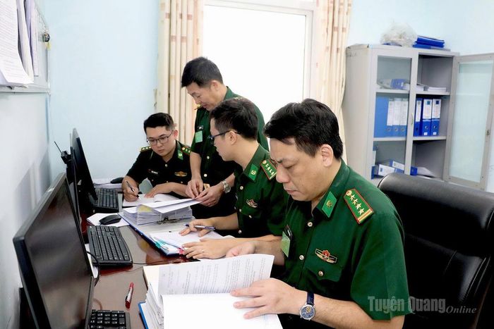 Đoàn công tác của Bộ Tư lệnh Bộ đội Biên phòng kiểm tra sổ sách, giáo án huấn luyện tại Ban Chỉ huy Bộ đội Biên phòng tỉnh.