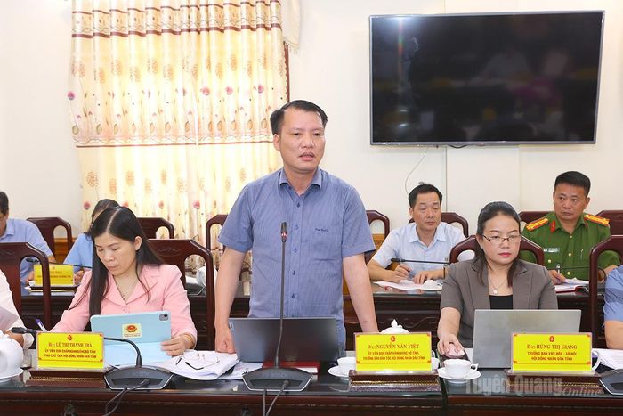 Lãnh đạo Ban Dân tộc HĐND tỉnh phát biểu thảo luận.