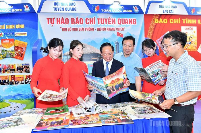 Đồng chí Trịnh Văn Quyết, Trưởng Ban Tuyên giáo và Dân vận Trung ương thăm gian trưng bày Hội Nhà báo tỉnh Tuyên Quang.