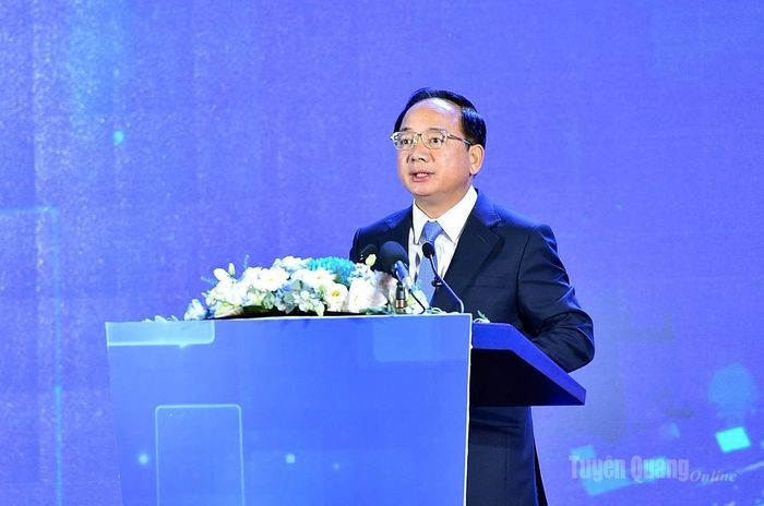 Đồng chí Trưởng ban Tuyên giáo và Dân vận Trung ương Trịnh Văn Quyết phát biểu chỉ đạo tại lễ khai mạc Hội báo toàn quốc năm 2026.