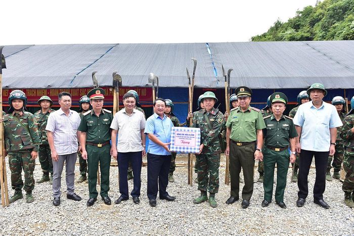 Đồng chí Bí thư Tỉnh ủy Hầu A Lềnh và các thành viên đoàn công tác thăm, động viên, tặng quà lực lượng thực hiện nhiệm vụ rà phá bom mìn, vật nổ tại xã Xín Mần.