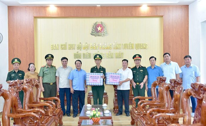 Đồng chí Bí thư Tỉnh ủy Hầu A Lềnh và đoàn công tác thăm, động viên, tặng quà cán bộ, chiến sĩ Đồn Biên phòng Bản Máy và cấp ủy, chính quyền xã Bản Máy.