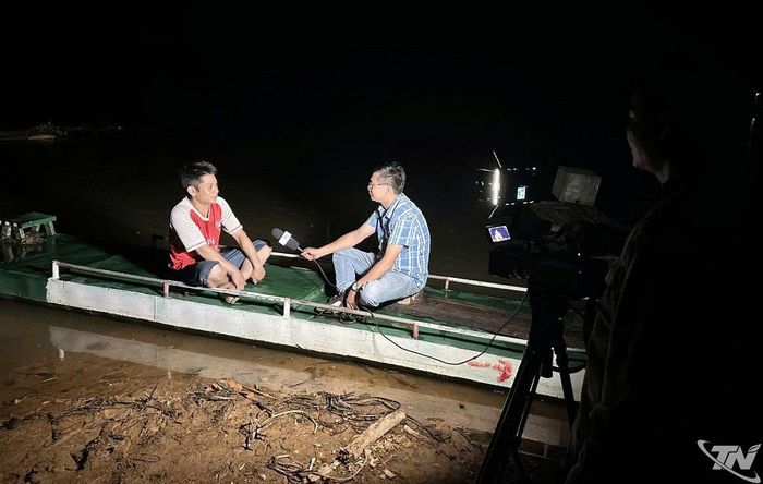 Phóng viên Báo và Phát thanh, Truyền hình Thái Nguyên tác nghiệp trong đêm.
