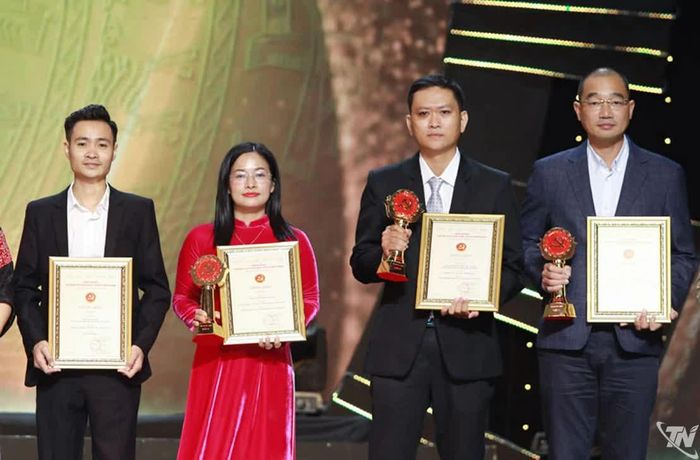 Phóng viên Linh Lan, đại diện nhóm tác giả Báo Thái Nguyên (trước sáp nhập) nhận giải C, Giải báo chí toàn quốc về xây dựng Đảng năm 2023.