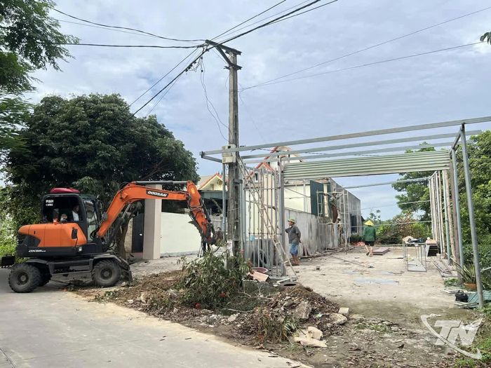 Nhà thầu thi công hỗ trợ người dân tháo dỡ công trình, góp phần đẩy nhanh tiến độ giải phóng mặt bằng Dự án đường Vành đai I.