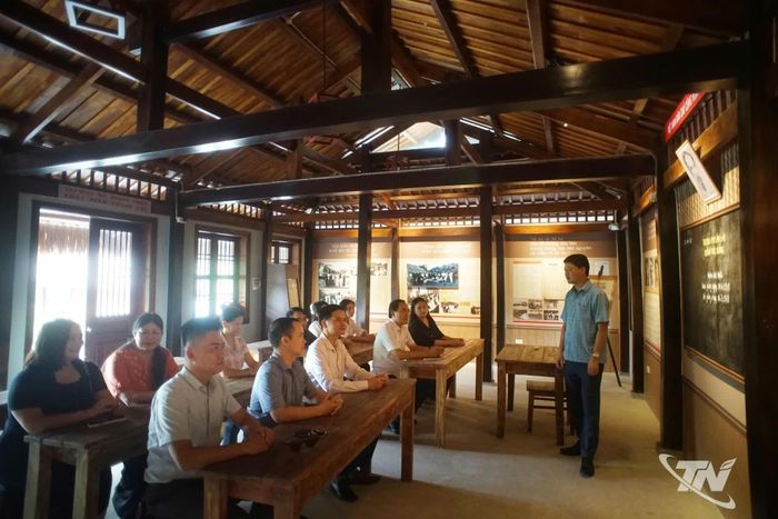 Lãnh đạo, cán bộ, phóng viên, biên tập viên Báo và Phát thanh Truyền hình Thái Nguyên thăm Di tích Trường dạy làm báo Huỳnh Thúc Kháng, tìm hiểu truyền thống vẻ vang của nền báo chí cách mạng Việt Nam.