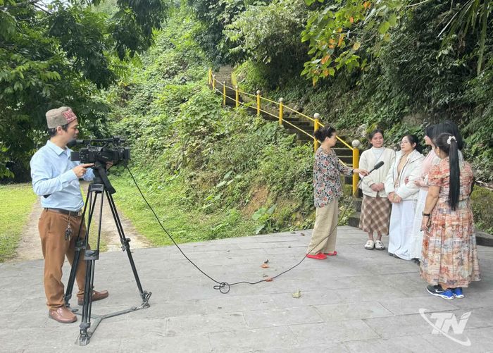 Các phóng viên tác nghiệp tại xã Ba Bể.