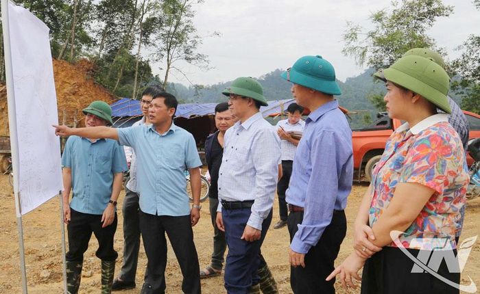 Đại diện chủ đầu tư báo cáo tiến độ triển khai Dự án với đồng chí Phó Chủ tịch UBND tỉnh.