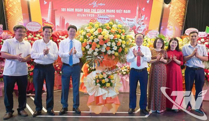 Đại diện Hội Nhà báo tỉnh chúc mừng Báo và Phát thanh, Truyền hình Thái Nguyên.