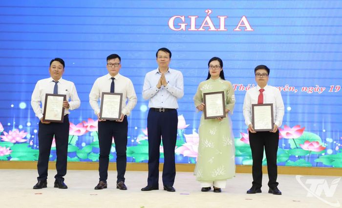 Các tác giả, đại diện nhóm tác giả nhận giải A Giải Báo chí Huỳnh Thúc Kháng.