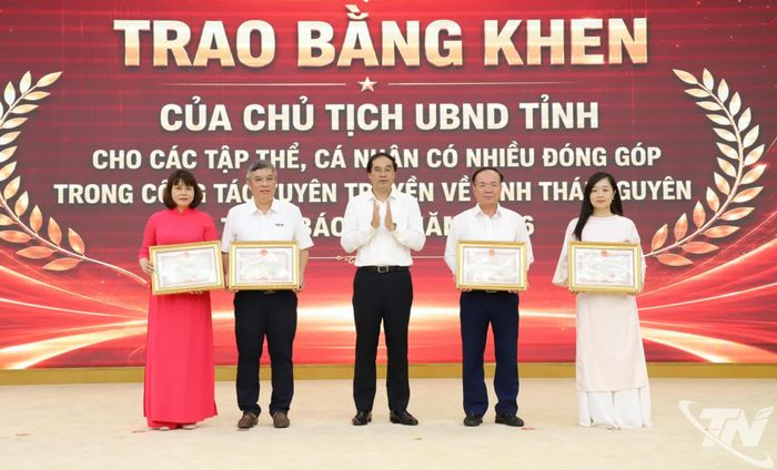 Đồng chí Bí thư Tỉnh ủy Trịnh Xuân Trường trao Bằng khen của Chủ tịch UBND tỉnh cho các tập thể có nhiều đóng góp trong công tác tuyên truyền về tỉnh Thái Nguyên trên báo chí năm 2026.