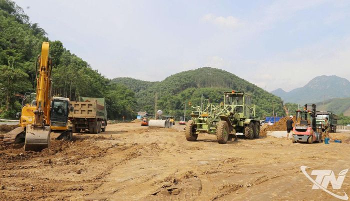 Khu tái định cư Bản Áng hiện đạt khoảng 85% khối lượng thi công, đang được nhà thầu tập trung hoàn thiện các hạng mục còn lại.