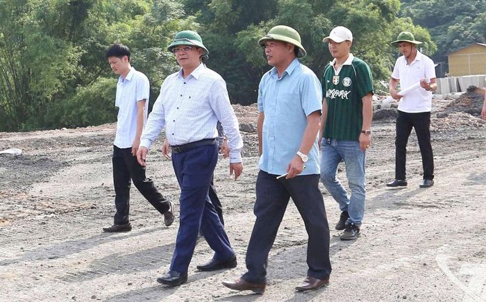 Đồng chí Phó Chủ tịch UBND tỉnh Nông Quang Nhất kiểm tra tiến độ triển khai Khu tái định cư Bản Áng.