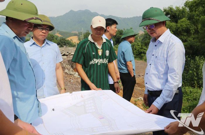 Đồng chí Phó Chủ tịch UBND tỉnh Nông Quang Nhất chỉ đạo các cơ quan, đơn vị tập trung tháo gỡ khó khăn, hoàn thành Khu tái định cư Bản Áng đúng tiến độ.