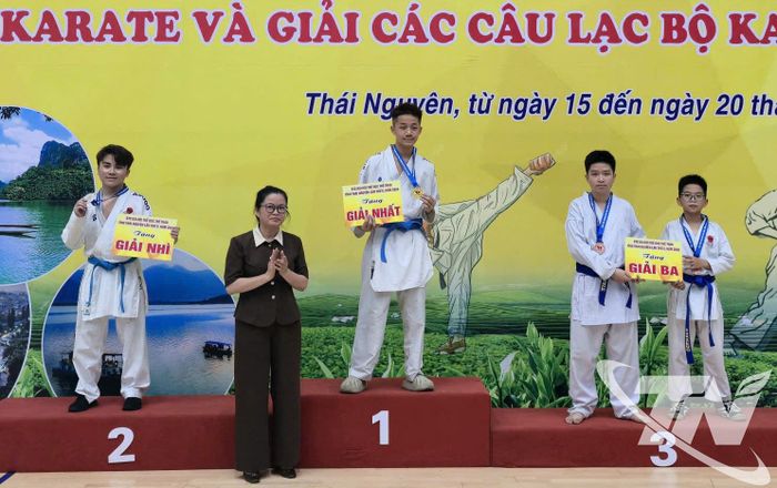 Đại diện Ban Tổ chức trao giải Nhất, Nhì, Ba ở nội dung đối kháng cá nhân nam.