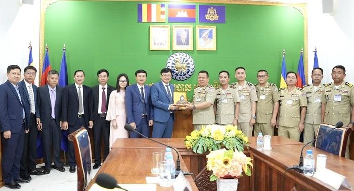 Đoàn công tác Công an TP. Huế và Công an tỉnh Xiêm Riệp chụp ảnh lưu niệm