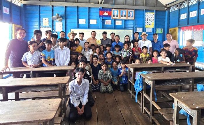 Thăm và tặng quà các em học sinh là con em người Việt Nam đang sinh sống tại khu vực Biển Hồ (Vương quốc Campuchia)