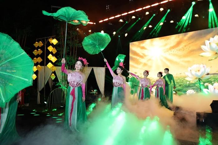 Cảnh sen vươn