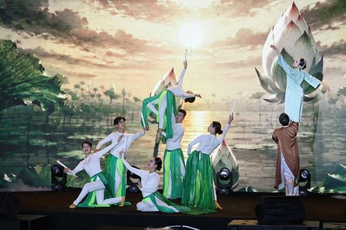 Cảnh bình minh phủ trên mặt hồ, "đánh thức" những đóa sen