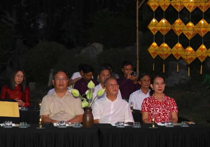 Các đồng chí lãnh đạo, nguyên lãnh đạo thành phố đến dự chương trình