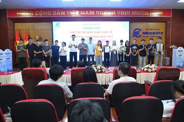 Ban tổ chức trao các giải: Nhất - Nhì - Ba cho các đội thi.