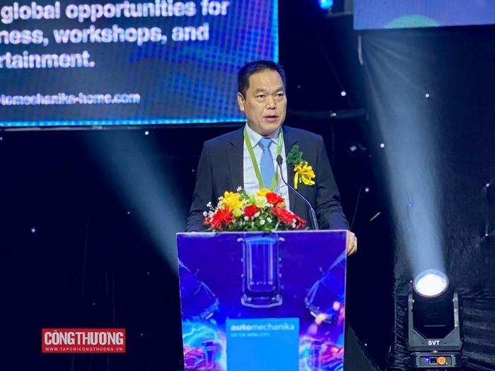 Ông Võ Nguyễn Hồng Sơn, Trưởng Đại diện văn phòng Bộ Công Thương tại Khu vực miền Trung - miền Nam cho biết, ngành công nghiệp ô tô Việt Nam đang bước vào giai đoạn phát triển mới với sự chuyển dịch mạnh mẽ sang các dòng xe năng lượng mới, đặc biệt là xe điện và xe hybrid