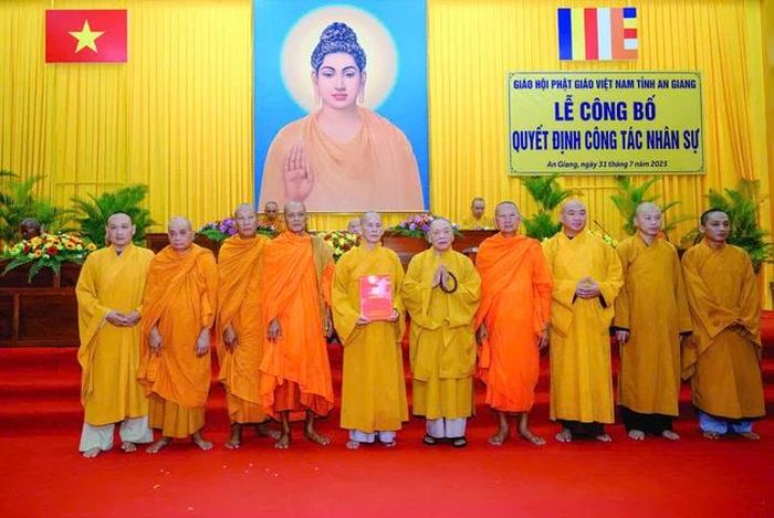Lễ trao quyết định nhân sự Ban Trị sự Phật giáo tỉnh An Giang sau sáp nhập - Ảnh: Đăng Huy