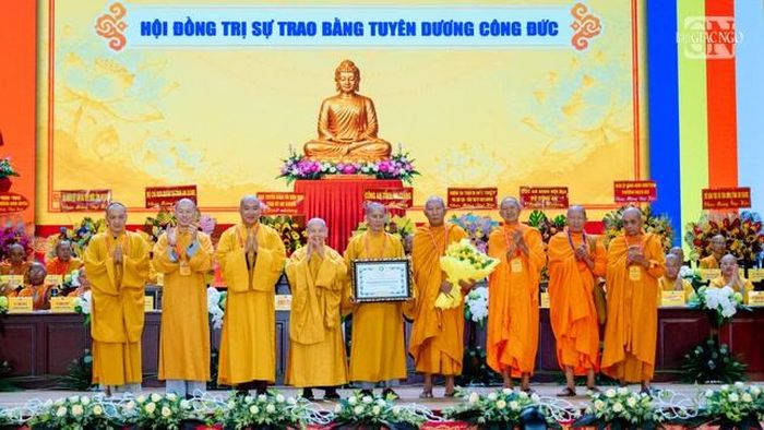 Tập thể Ban Trị sự GHPGVN tỉnh An Giang đón nhận Bằng tuyên dương công đức của Trung ương Giáo hội
