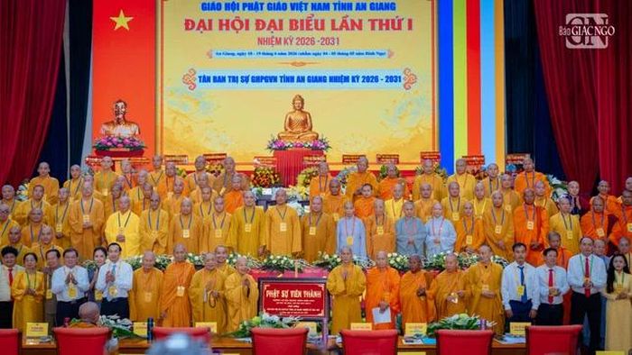 Trung ương Giáo hội tặng khánh vàng chúc mừng tân Ban Trị sự GHPGVN tỉnh An Giang, nhiệm kỳ 2026-2031