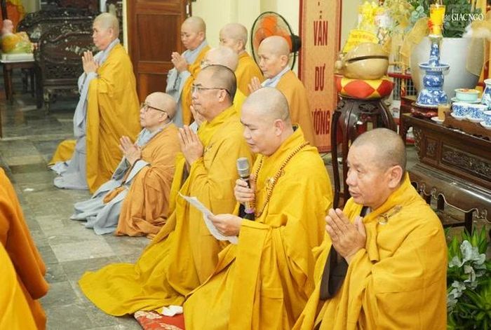 Thượng tọa Thích Minh Hạnh, trụ trì tổ đình Phật Bửu đại diện môn đồ pháp quyến dâng lời tưởng niệm