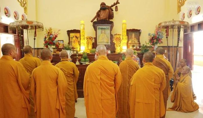 Thành kính tưởng niệm